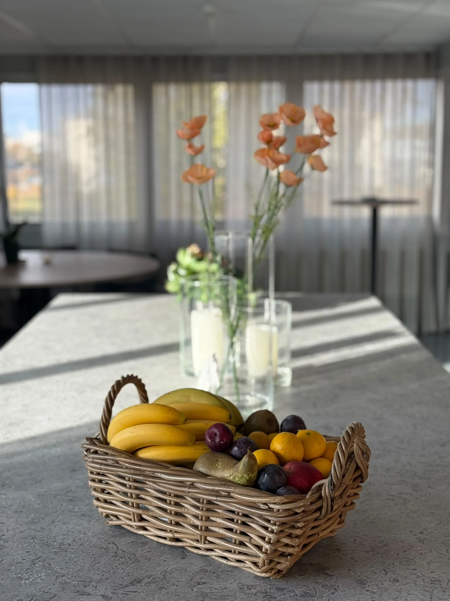 Fruktkorg på ett bord hos en kund