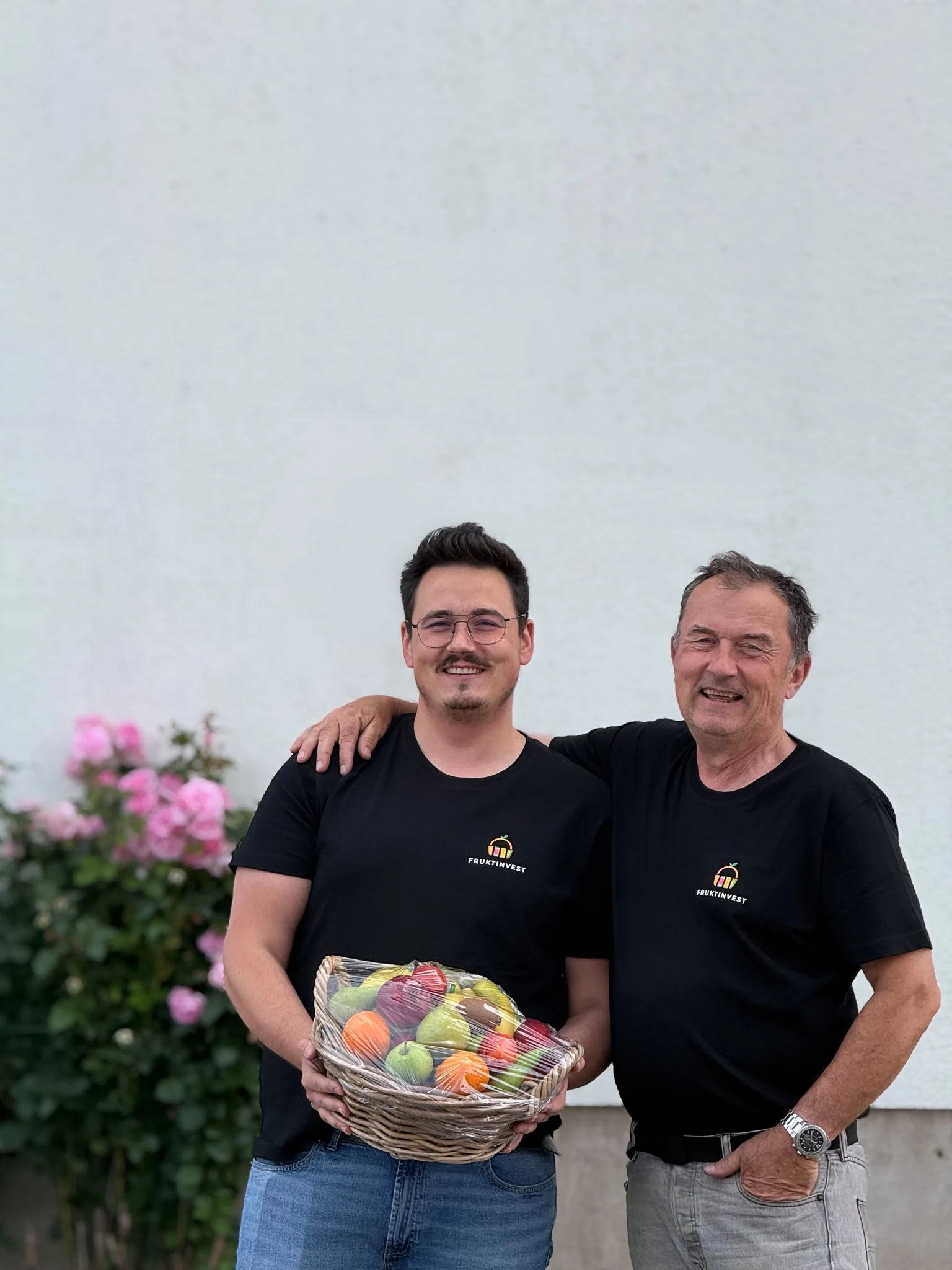 Två generationer av Fruktinvest med en fruktkorg